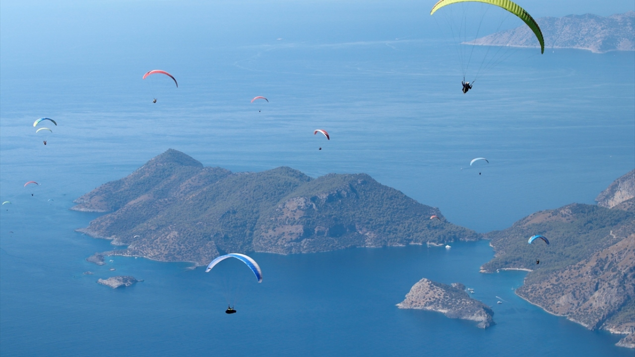 Her yıl on binlerce macera tutkununun atlayış yaptığı Muğla`nın Fethiye ilçesindeki Babadağ Hava Sporları ve Rekreasyon Merkezi`nden, 1 Haziran-15 Ekim döneminde 64 bin 96 kişi uçuş yaptı.