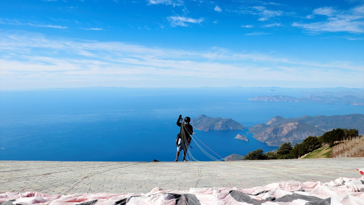 Adrenalin tutkunu tatilciler, pilotların yaptığı akrobasi hareketleriyle yerden yaklaşık 2 bin metre yükseklikte heyecan dolu dakikalar yaşıyor.