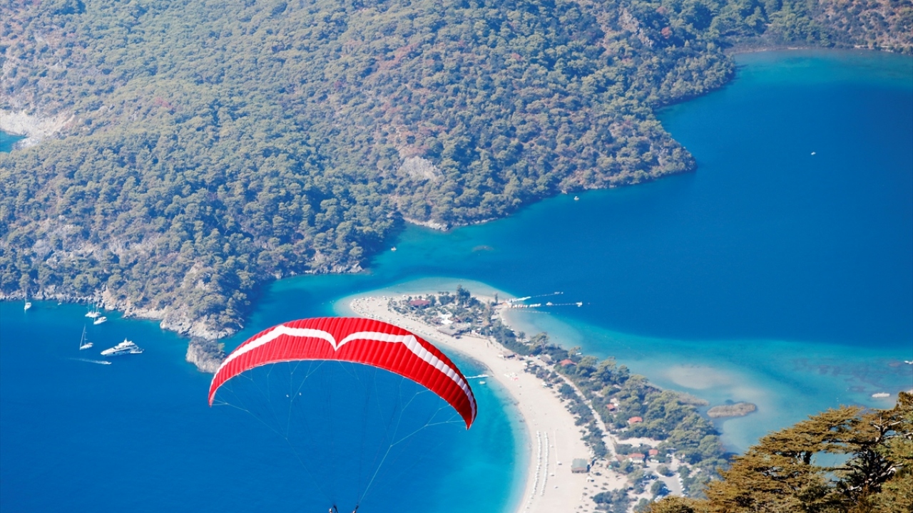 Geçen yıl havada görüntü çekimi dahil 750 lira olan uçuş fiyatının bu yıl 550 liraya kadar düştüğünü anlatan Çıralı, yaşanan yoğunluk dolayısıyla yılın geri kalanın daha güzel geçeceğini belirtti.