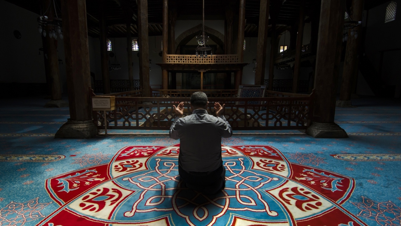 Öte yandan yapının 48 ahşap direğin üzerine oturtulmuş ahşap tavanı, kündekari sanatıyla yapılmış pencere, minber ve bey mahfili, ziyaretçilerini 700 yıllık yolculuğa çıkarıyor.