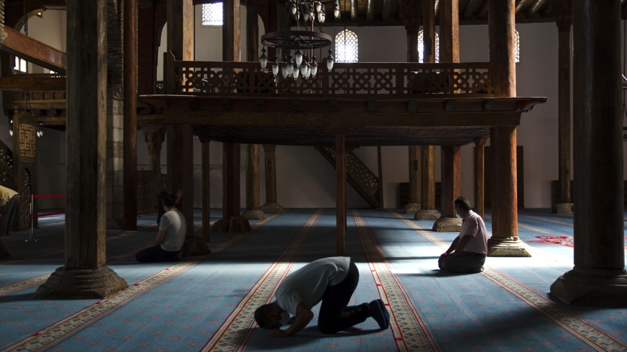 Bayındır, Antalya`yı Konya`ya bağlayacak ve halen yapımı süren yeni kara yolunun tamamlanmasıyla ilçede turizmin daha da gelişmesini umduklarını anlattı.