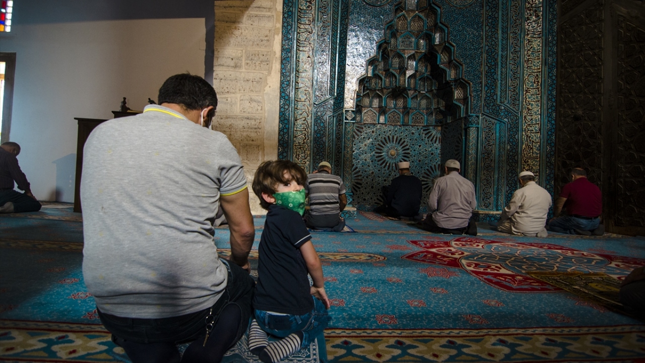 İlçe sakinlerinden İskender Altay ise camiye gelen yabancı turist sayısının eskiye göre azaldığını, bölgeye yapılacak yeni butik otel yatırımlarıyla tarih ve doğa turizminin tekrar ayağa kalkmasını beklediklerini kaydetti.