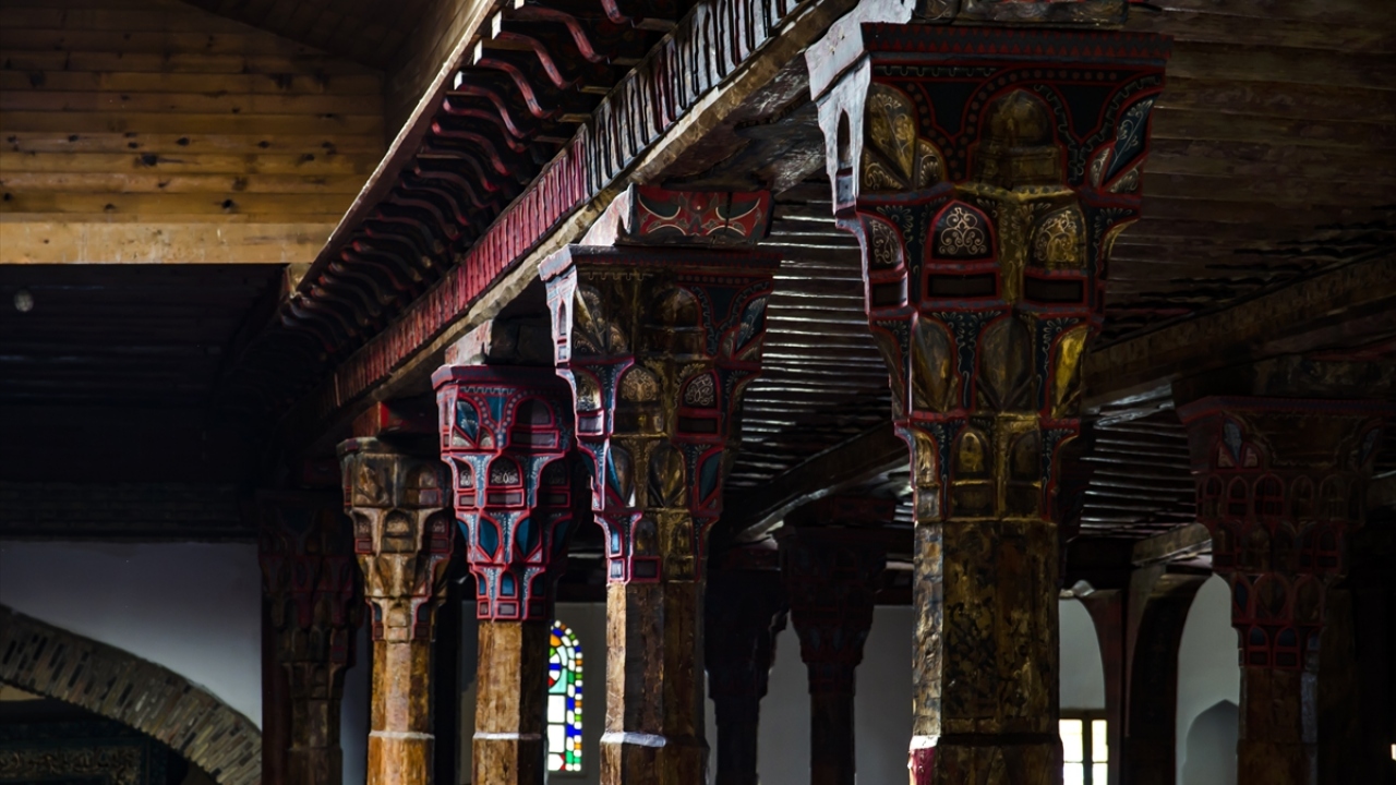 Caminin yakınında dükkanı bulunan esnaf Hayri Ceylan ise "Camimiz çok güzel, özellikle yaz aylarında yerli turistler çevre illerden çok geliyor ancak yabancı turist sayısı azaldı. Umarız gelecek yıllarda artar." diye konuştu. 