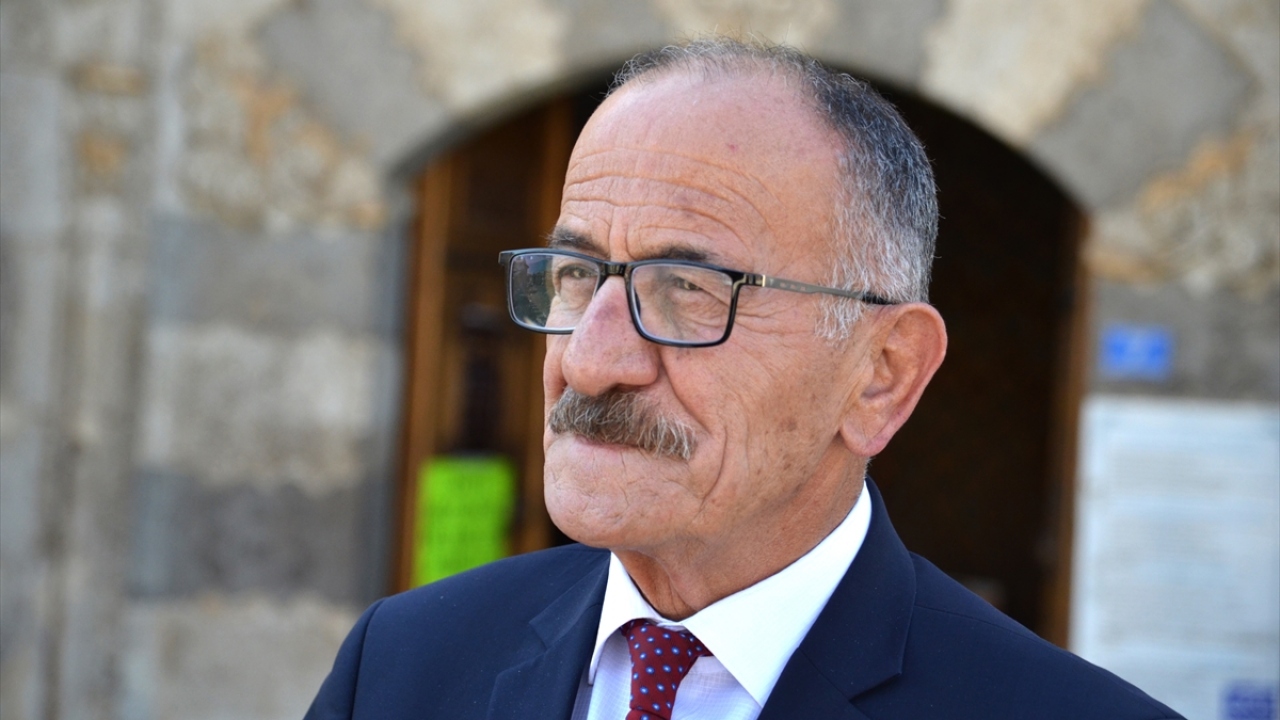 Beyşehir Belediye Başkanı Adil Bayındır, çivi kullanmadan ahşap işlemesiyle yapılan caminin, çini süslemeciliği açısından da döneminin doruk noktası niteliği taşıdığına işaret etti.