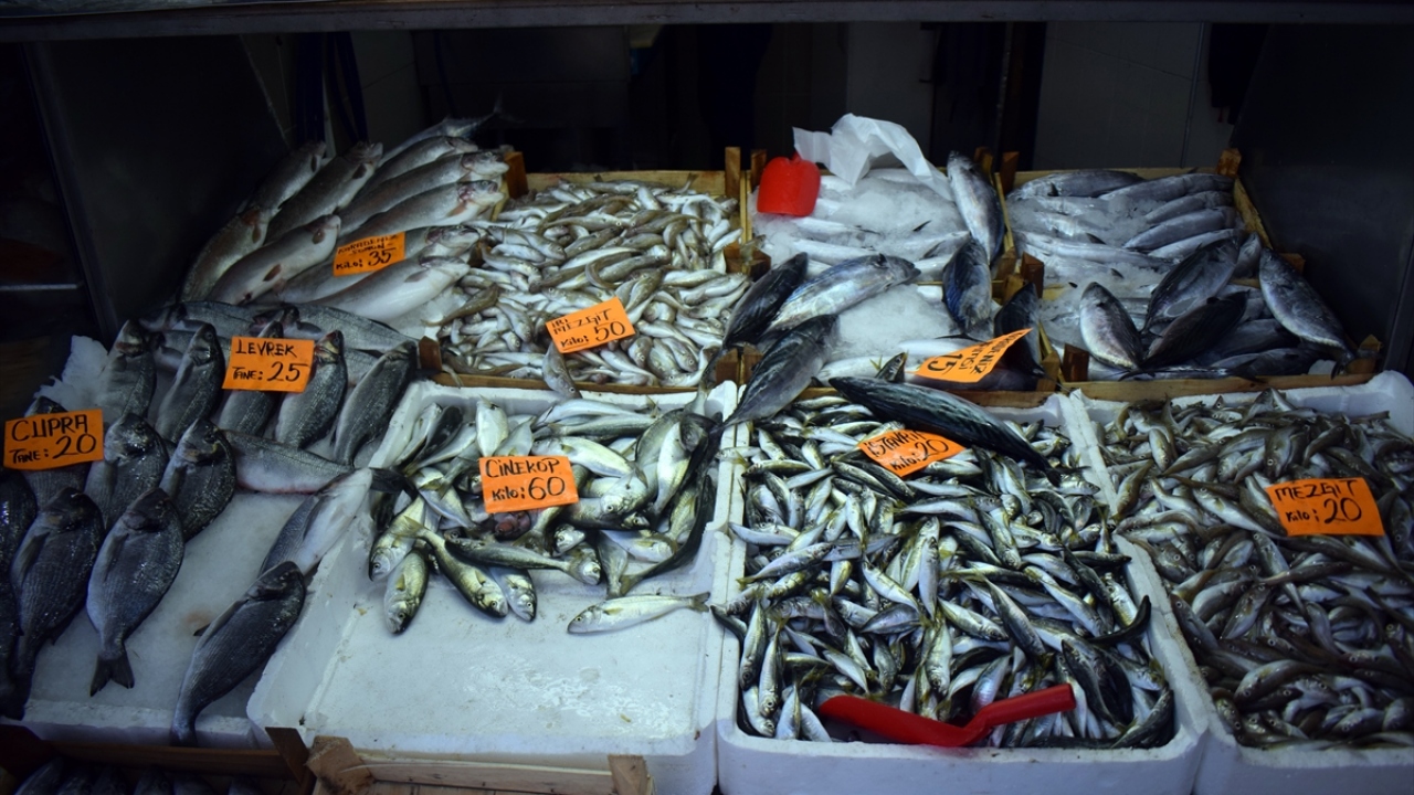 Balıkçıların kötü hava şartları nedeniyle 4 gündür denize açılamaması sonucu tezgahlardaki balık fiyatları yükseldi.