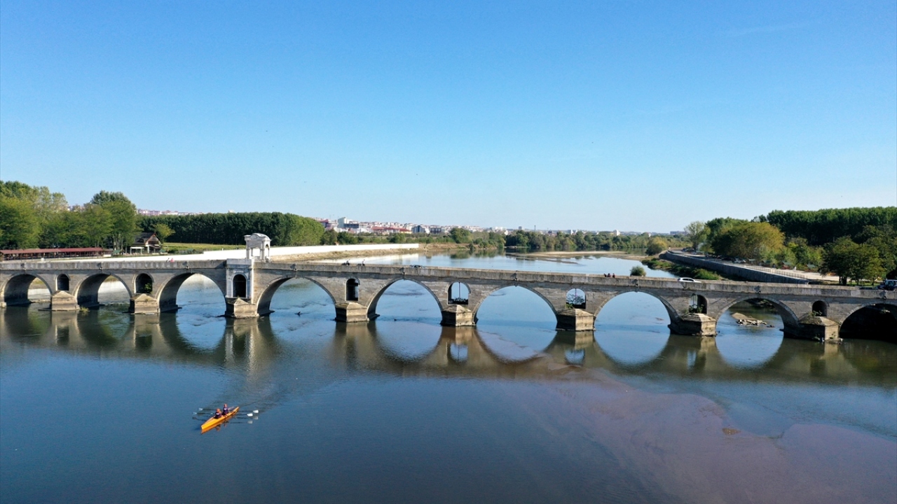 Antrenör Yalçın Özcan, gazetecilere yaptığı açıklamada, Meriç`in kürek sporuna çok uygun olduğunu söyledi.