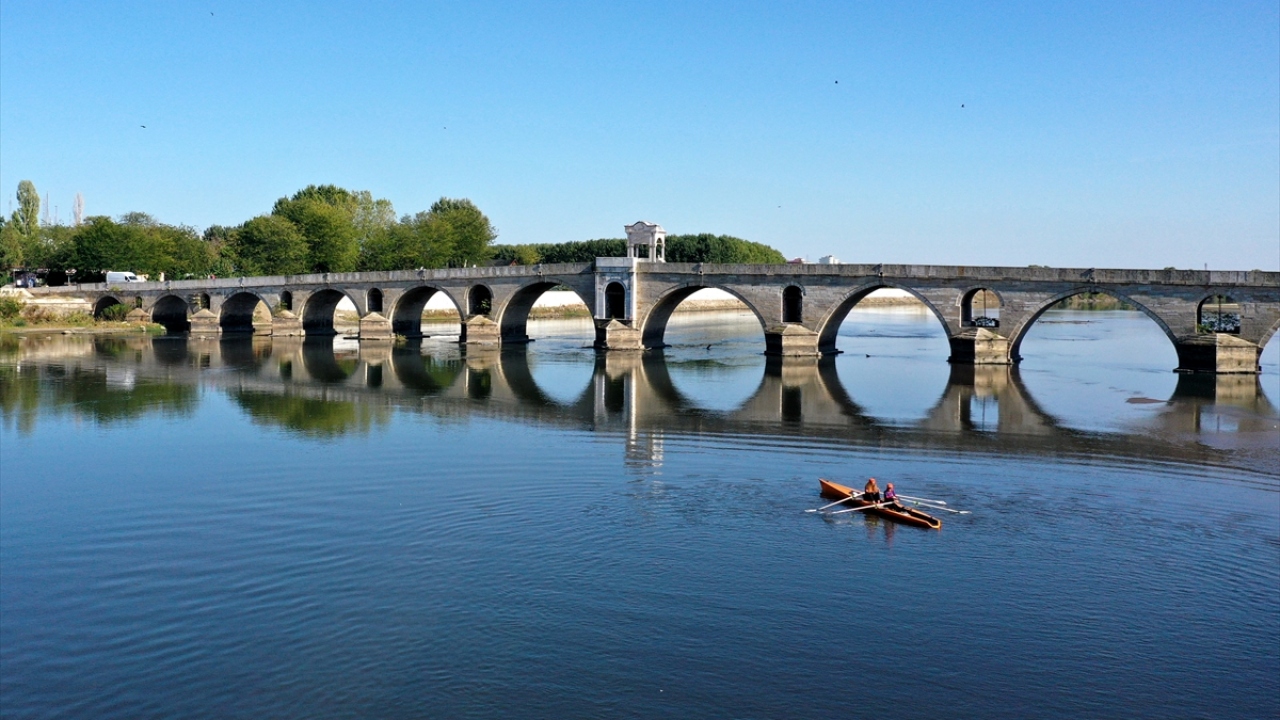 TED Edirne Koleji Kürek Takımı sporcuları, teknelerini nehre indirerek Meriç Köprüsü civarında yaklaşık 1 saat kürek çekti.