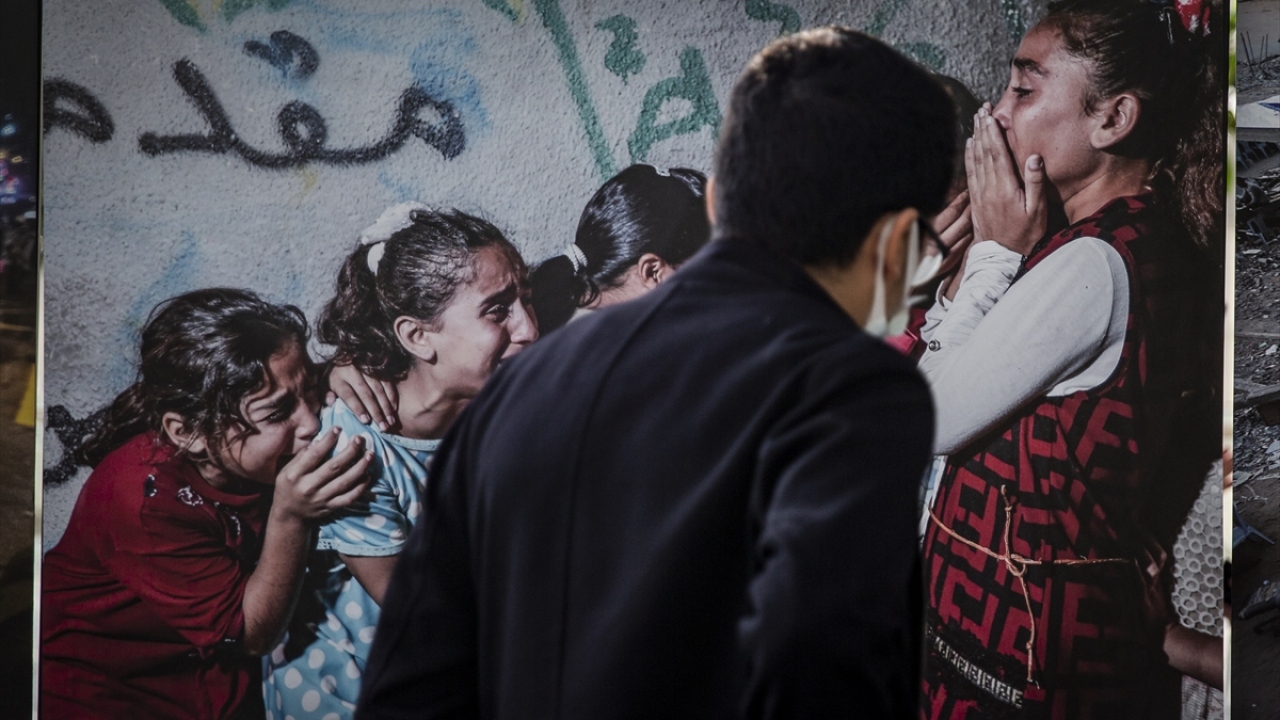 Istanbul Photo Awards 2020`de "Yılın Fotoğrafı" ödülünü, Filistinli foto muhabiri Yik Fei Lam`ın New York Times için çektiği "Hong Kong Protestoları" isimli fotoğraf kazandı.