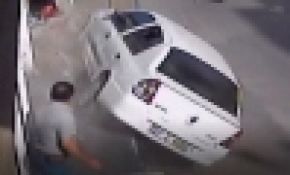 Otomobilin altında kalmaktan son anda kurtuldular