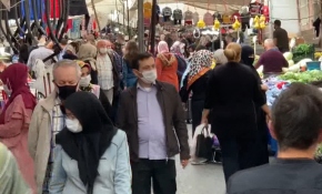 Semt pazarında tedbirlere uymayanları TRT Muhabiri görüntüledi