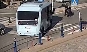 Yaşlı çift geçebilsin diye minibüsüyle yolu kapattı