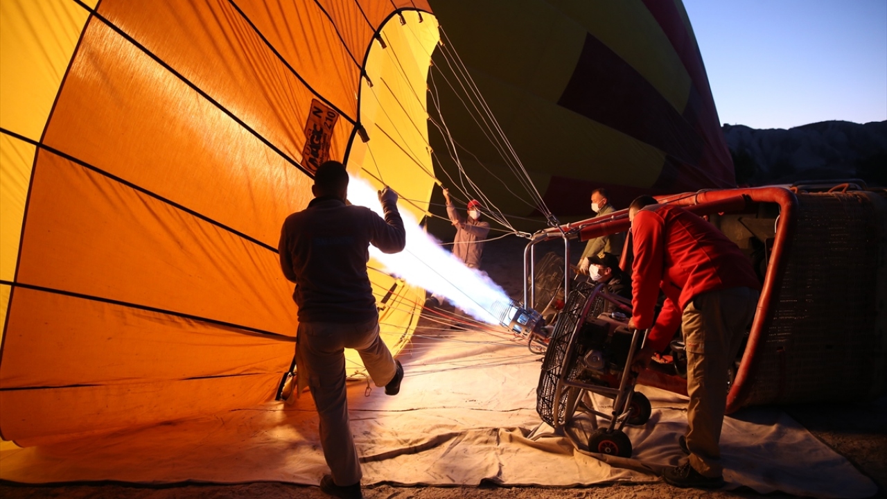 Kaymakam Mehmet Maraşlı tarafından konuk edilen anne ile kızı, sabah saatlerinde Göreme beldesindeki uçuş alanına geldi.