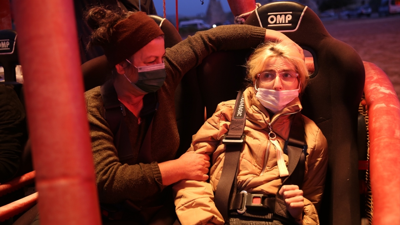 Pasha Balloons firması tarafından engelliler için tasarlanan, içinde koltukların bulunduğu özel sepete bindirilen Taşyıldız`a, annesi ve Kaymakam Maraşlı da eşlik etti.