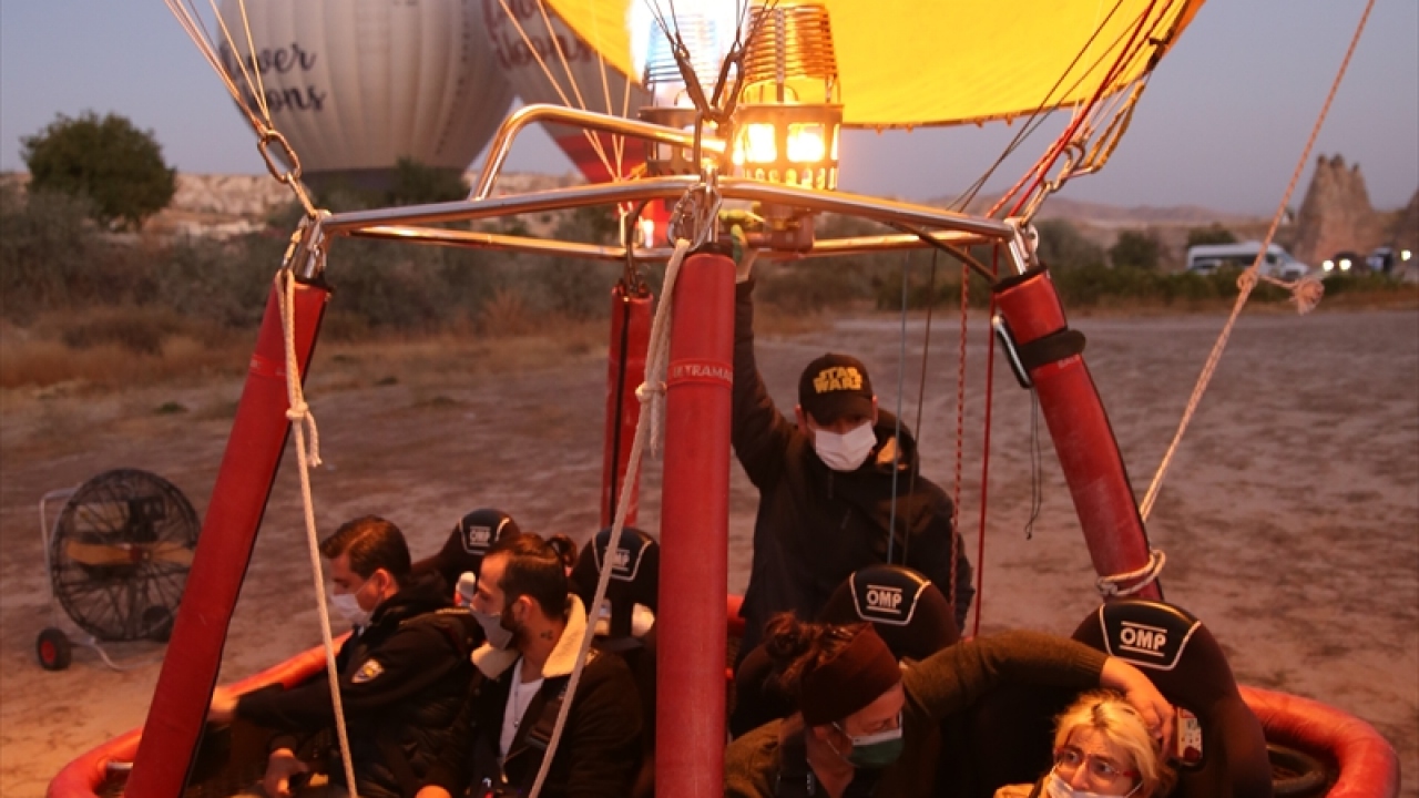 Uçuş için hazırlanan sıcak hava balonu gün doğumu vaktinde gökyüzüne yükselerek, yaklaşık 45 dakika boyunca peribacaları üzerinde süzüldü.