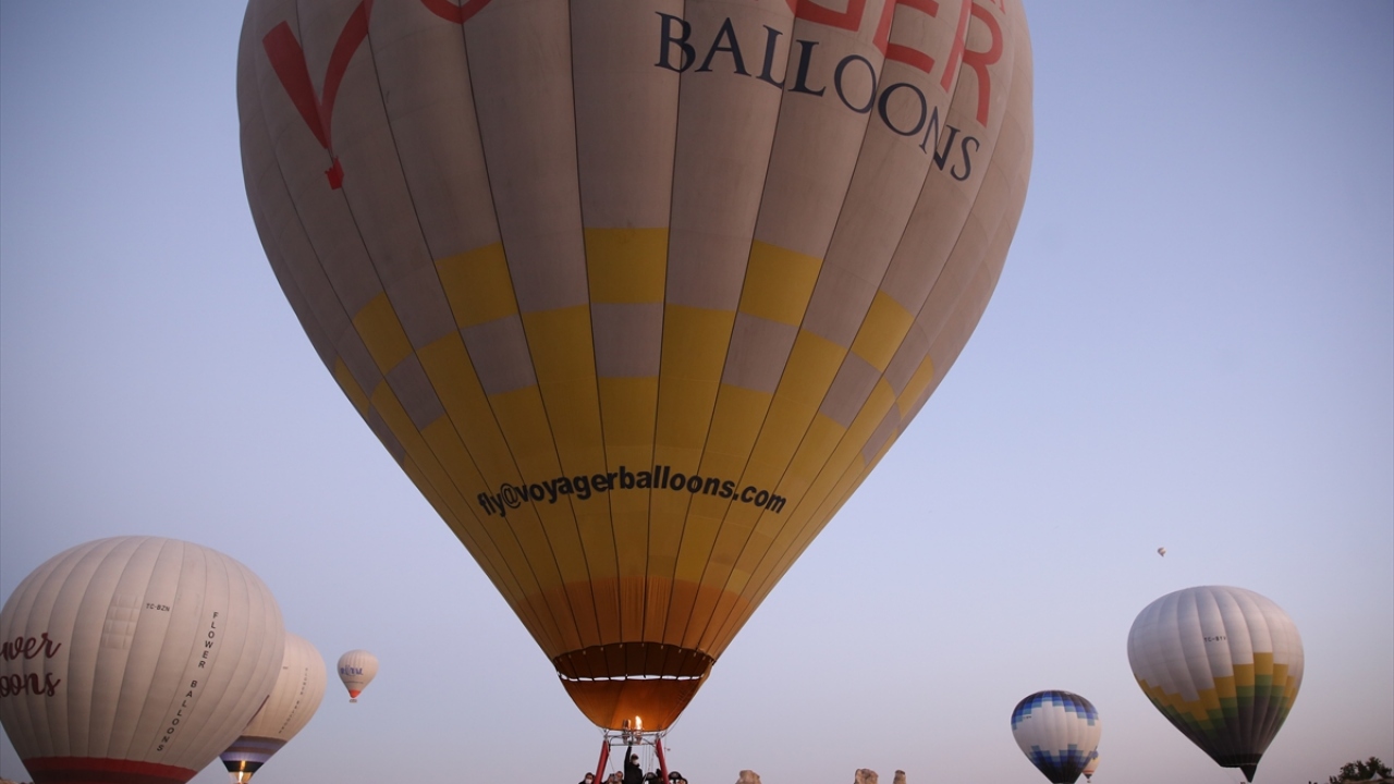 Anne Nejla Er`in, Ürgüp Kaymakamı Mehmet Maraşlı ile irtibata geçerek, engelli kızının Kapadokya`da sıcak hava balon turuna binme yönünde hayali olduğunu iletmesinin ardından anne ve kızı bölgeye davet edildi.