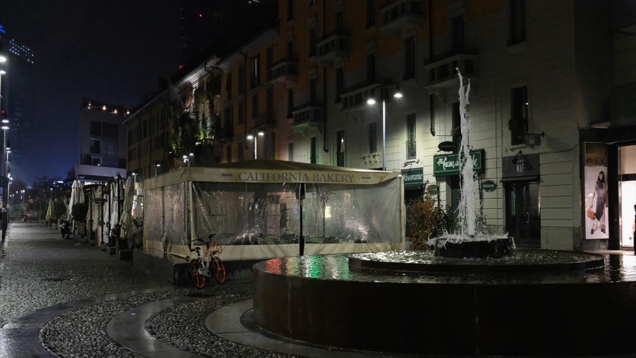 Büyük şehirlerden Milano`nun bulunduğu Lombardiya bölgesinde, bu gece 23.00`ten itibaren 05.00`e kadar sokağa çıkma kısıtlaması başladı.