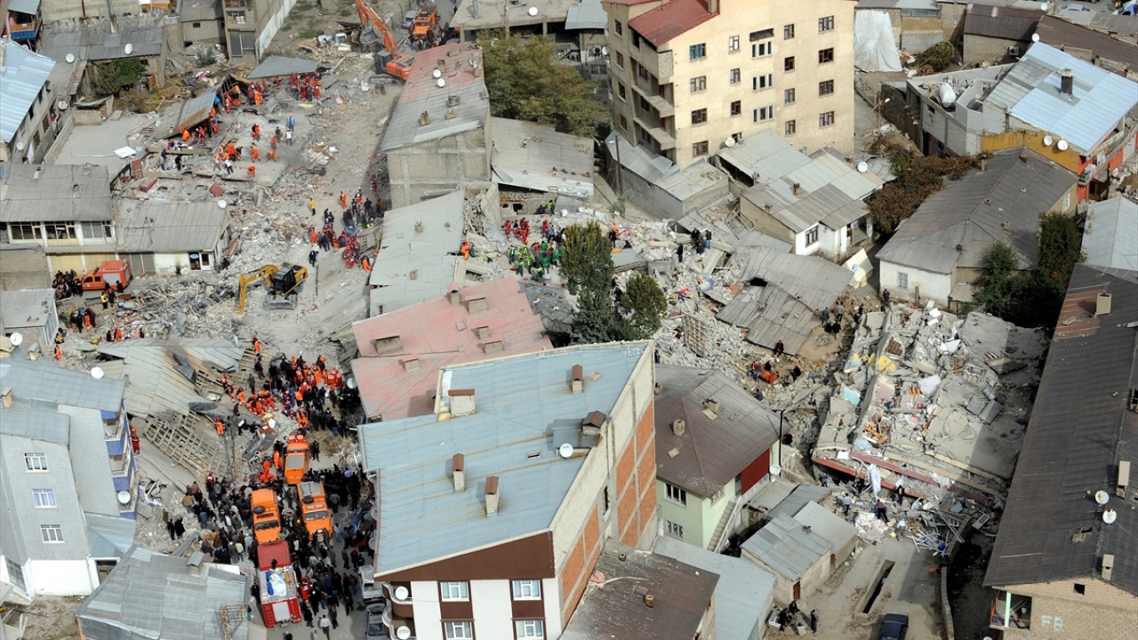 25 Ekim 2011`de Van`ın Erciş ilçesinde deprem sonrası yıkılan binalar havadan görüntülendi. (Arşiv)