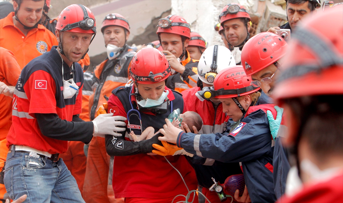 Van`ın Erciş ilçesindeki depremden 2 gün sonra, 25 Ekim 2011`de enkaz altından 14 günlük Azra Karaduman adlı bebek, yaralı olarak çıkartıldı. (Arşiv)