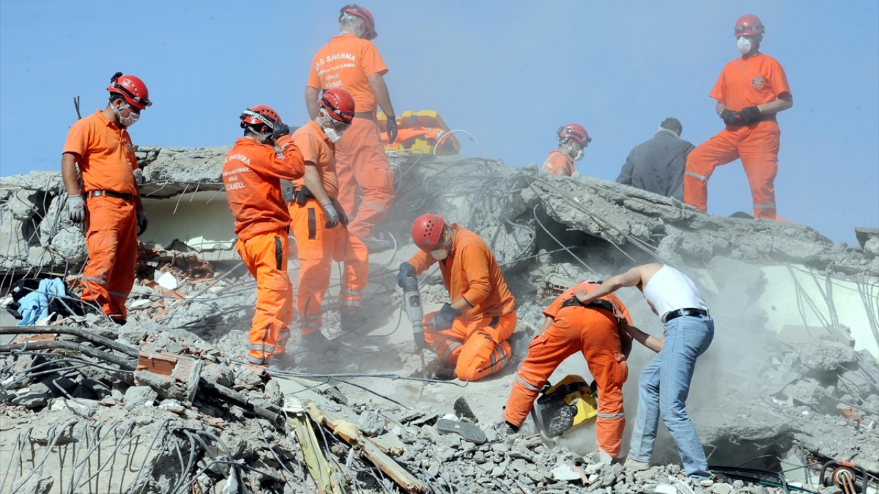 Enkazdan sağ kurtarılan Muradiye İlçe Milli Eğitim Müdürü Yüksel Zorlu, 15 kişilik öğretmen ve öğrenci grubuyla yıkılan binanın altında kaldıklarını söyledi.