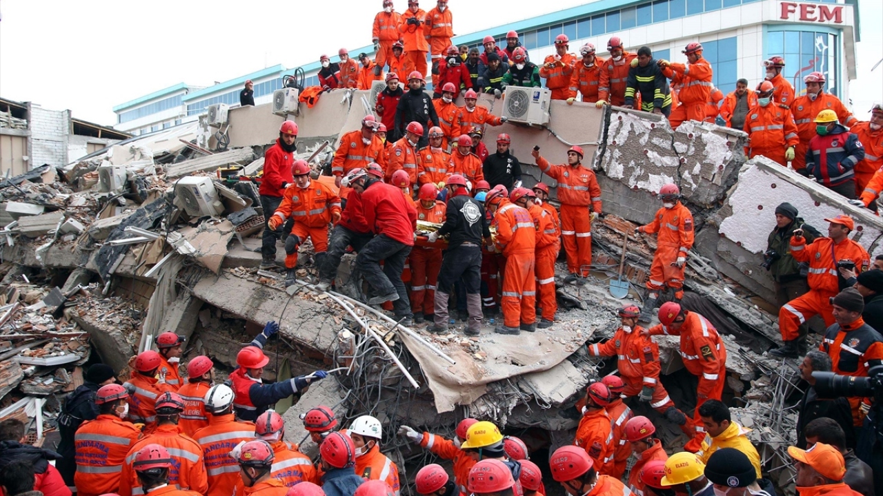 23 Ekim 2011`de meydana gelen depremde en çok yıkımın yaşandığı Erciş ilçesinde yıkılan binaların enkazında yaralananlar, aradan geçen zamana rağmen acı dolu o günü unutamıyor. (Arşiv)