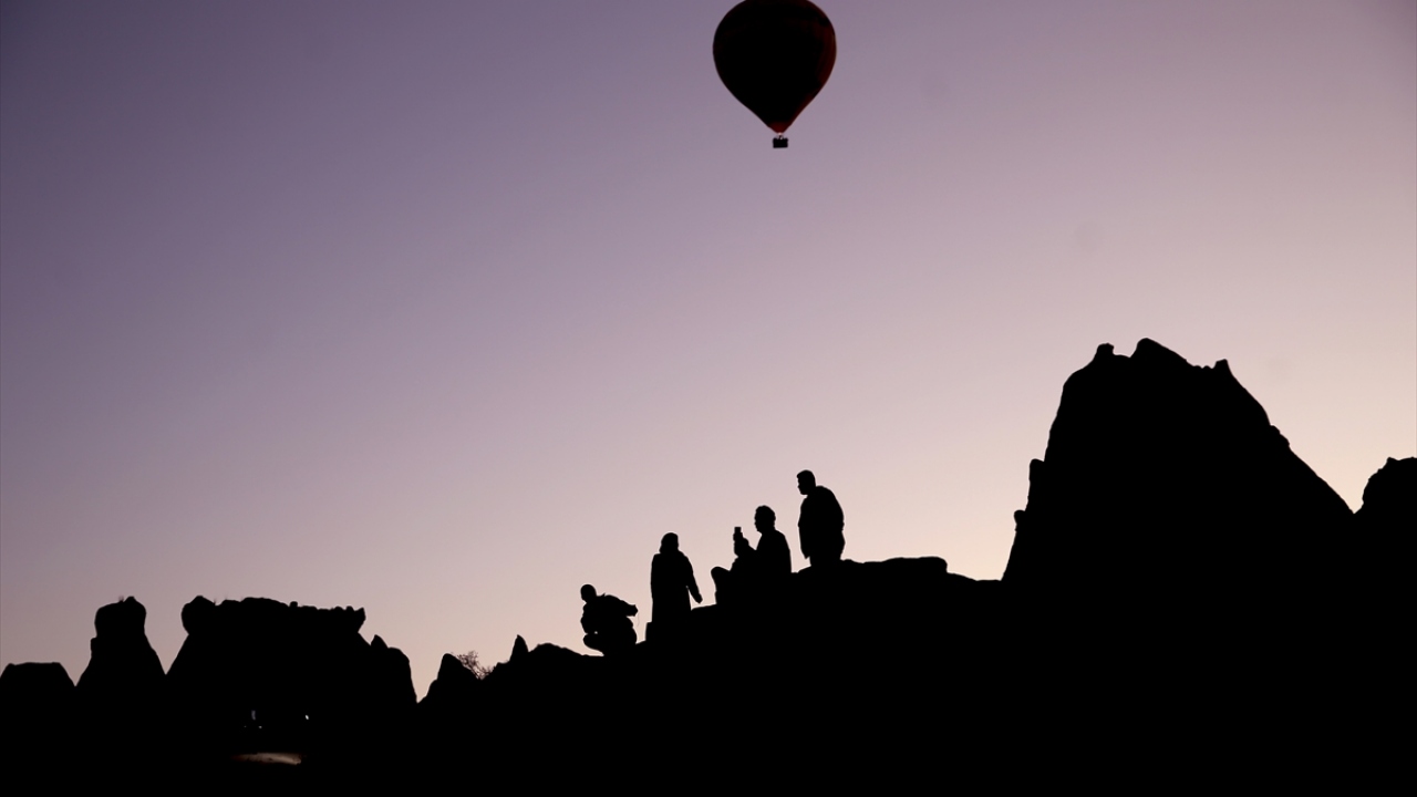 Çeşitli ülkelerden gelen turistler, düzenlenen tura katılarak, peribacaları ve ilginç kaya oluşumlarıyla kaplı doğal güzellikleri kuş bakışı izleme imkanı buluyor.