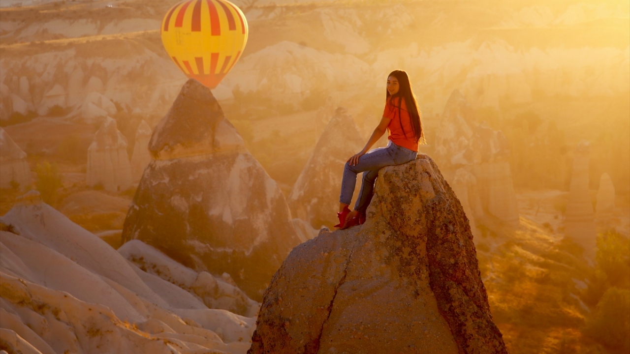 Sıcak hava balonları, UNESCO Dünya Kültür Mirası Listesindeki bölgenin doğa harikası manzarasına renk katıyor.