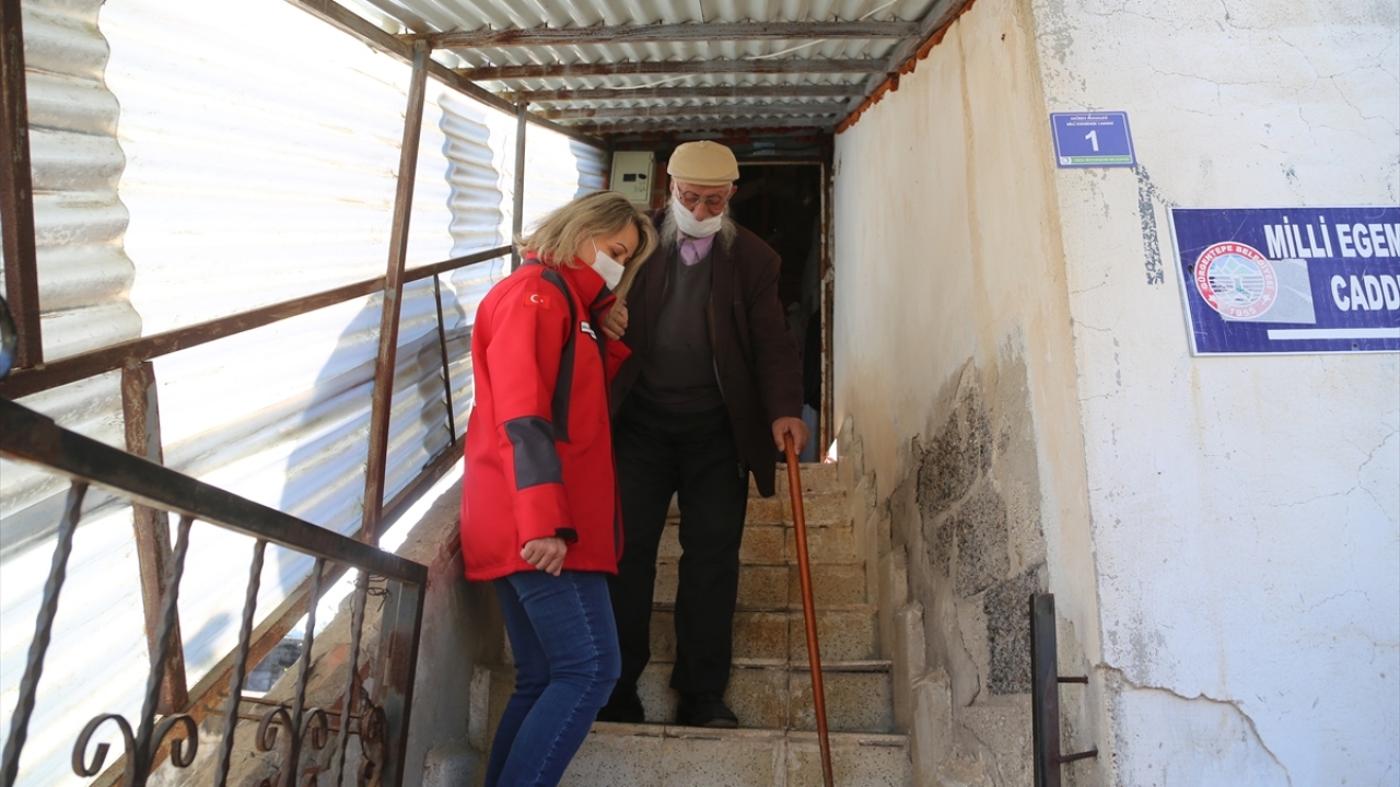 Akören Mahallesi`nde yaşayan Alişan Göktepe`nin kışın sobada kullanmak üzere kendi imkanlarıyla hazırladığı odunların kimliği belirlenemeyen kişi ya da kişilerce çalınmasının ardından Türk Kızılay ekipleri harekete geçti. 