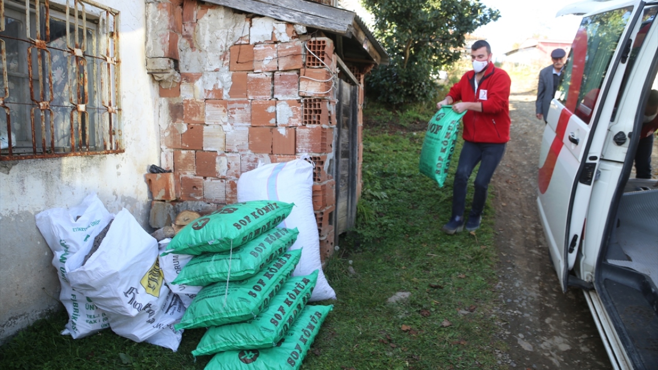 Yöredeki bazı vatandaşların daha önce yardımda bulunduğu Göktepe`ye Türk Kızılay Ordu Şubesince de odun, kömür ve kabuk yardımı yapıldı. 