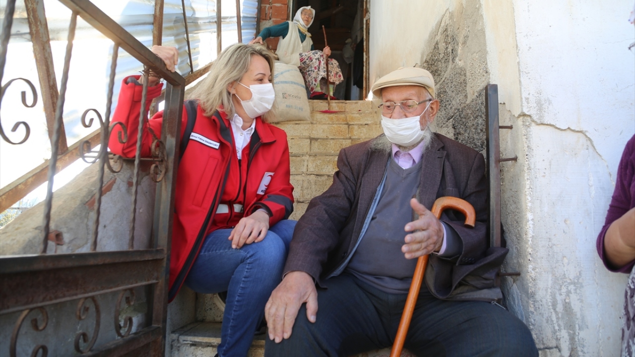 Yardım, Şube Başkanı Birnur Fatma Enginyurt tarafından Göktepe`ye teslim edildi. 