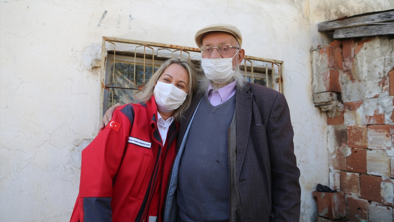 Alişan Göktepe ise zor gününde yanında olan Türk Kızılay ekiplerine teşekkür ederek, "Allah hepsinden razı olsun. Devletimiz var olsun." diye konuştu. 