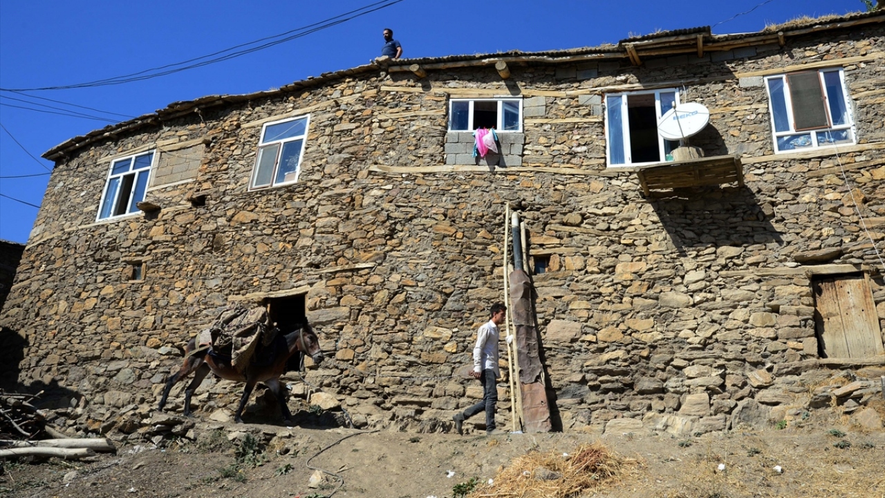 Harmandöven köyünde çiftçilerin ilkbahardan bu yana hiçbir katkı maddesi kullanmadan büyük emeklerle yetiştirdiği üzümlerin pekmeze dönüştürüldüğü lezzet yolculuğu başladı. 
