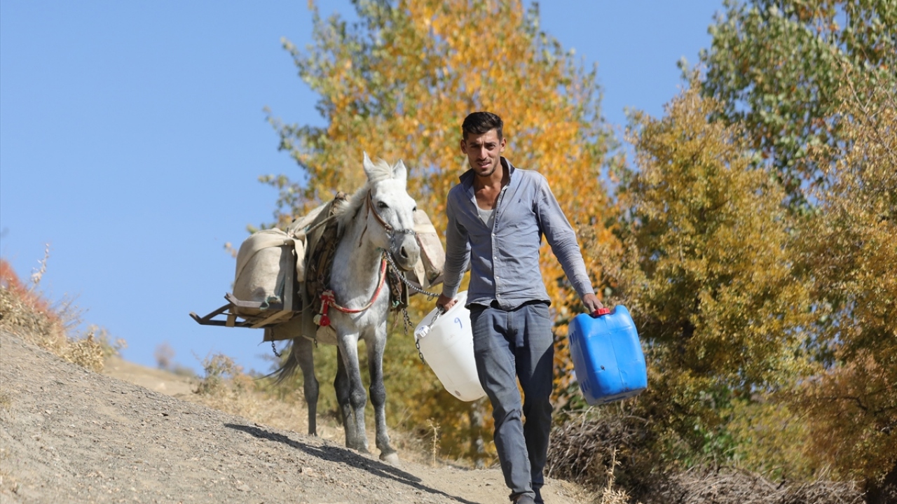 Daha sonra ocakların üzerinde 5 saat kaynatılan üzüm suyu, meşakkatli sürecin ardından pekmeze dönüştürülerek tüketime hazır hale getiriliyor.