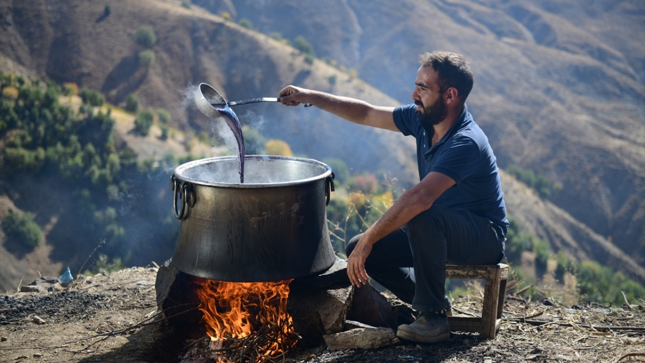 Asırlardır katkı maddesi kullanılmadan doğal yöntemlerle üretilen pekmez, Bitlis`in yanı sıra çevre il ve ilçelere pazarlanıyor.