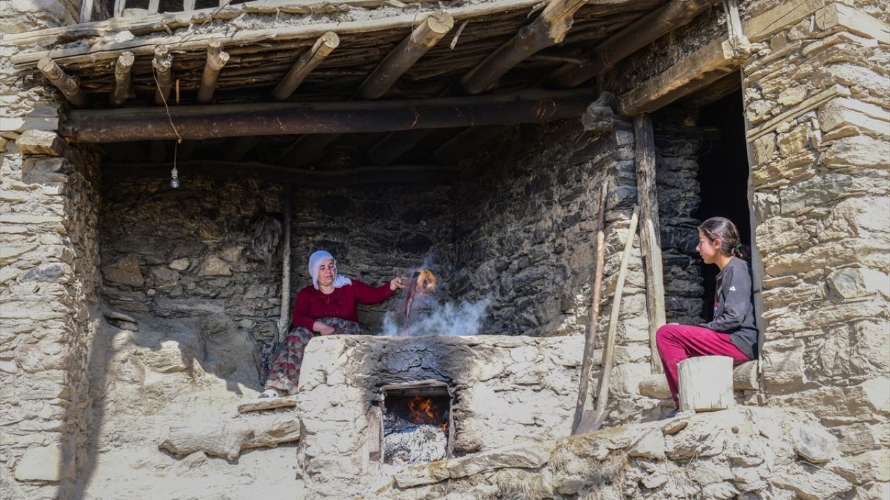 Pekmez üreticisi Yaşar Aydoğdu, ilkbaharda kazma, ilaçlama ve budama işlemlerini yaparak üzüm bağlarını hazır hale getirdiklerini söyledi. 