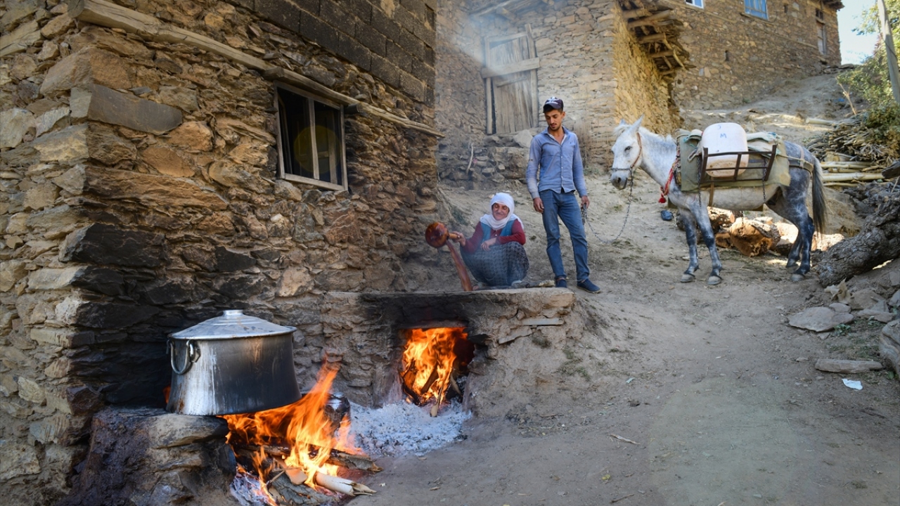46 yıldır pekmez üreten 70 yaşındaki Abdulkerim Aydoğdu da köyde 200 yıldır üzüm pekmezinin yapıldığını dile getirdi.