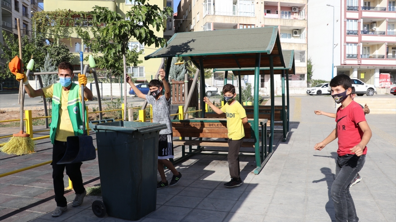 Çocuk yaşta geçirdiği bir kaza sonucu ortopedik engelli olarak yaşamını sürdüren Atlağ, lise eğitimini yarıda bırakarak uzun süre yatalak babasına baktı.