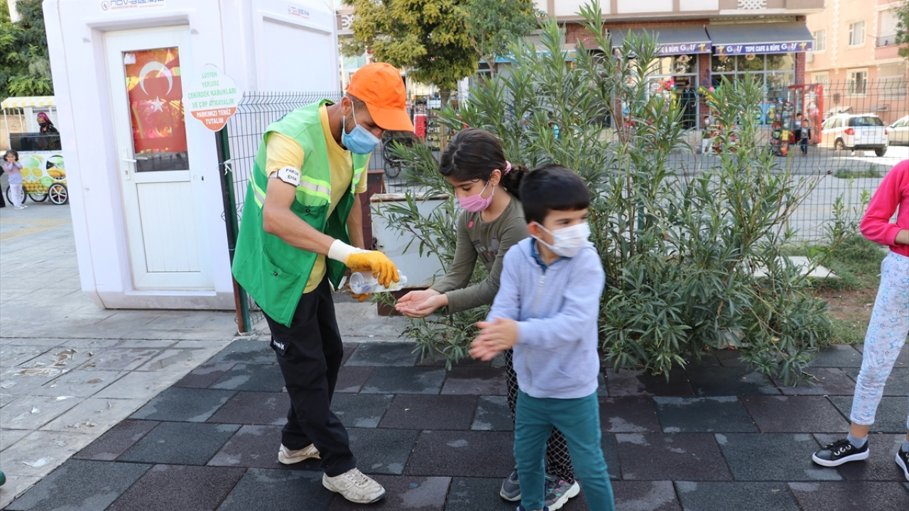 Eşinin önerisi üzerine düzenli bir iş hayali ile Siirt Belediyesine başvuru yapan Atlağ, Park ve Bahçeler Müdürlüğünde 3 ay önce kura ile işe alındı.