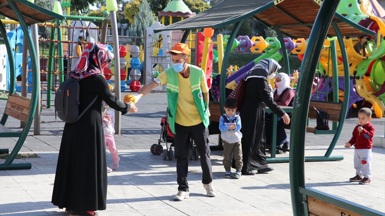 Belediye personelinin sosyal medyada paylaşılan, temizlik yaparken halay çektiği görüntüler de ilgi görüyor.