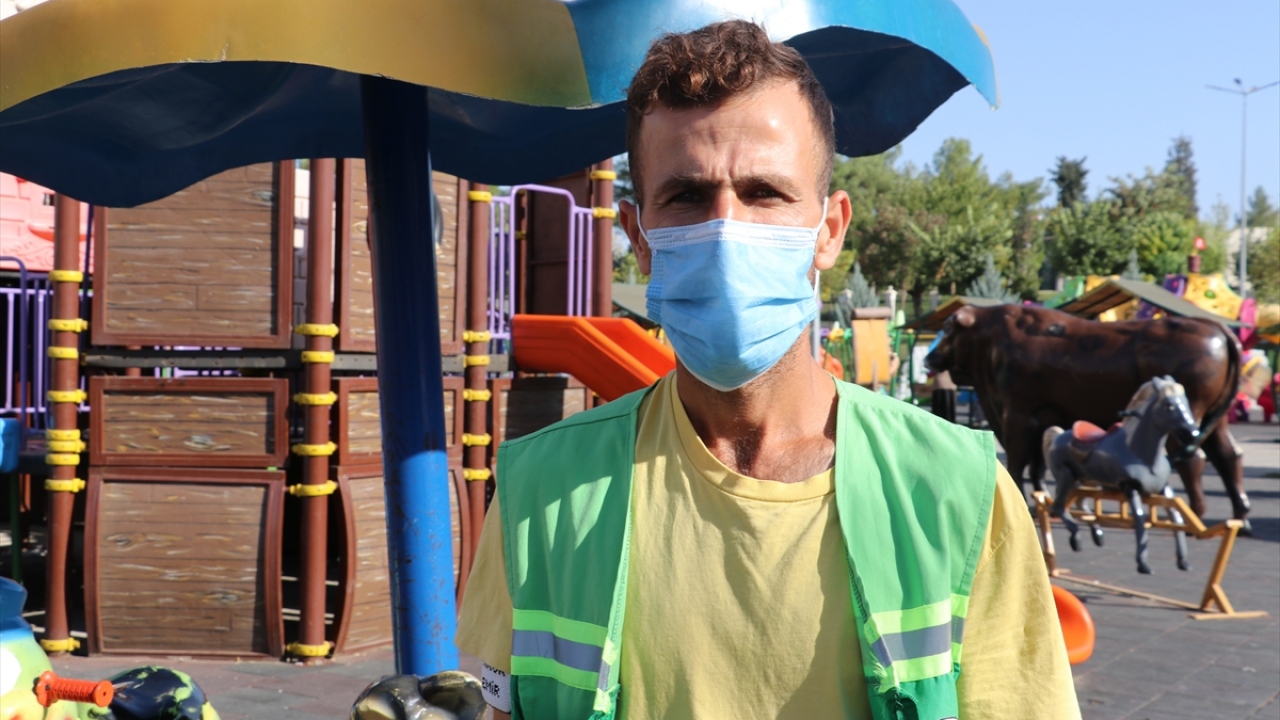 Atlağ, bu zamana kadar günlük işler yaptığını, Türk Kızılay Siirt Şubesi ve Siirt Gençlik Merkezinde gönüllü olarak faaliyetlerde bulunduğunu söyledi.