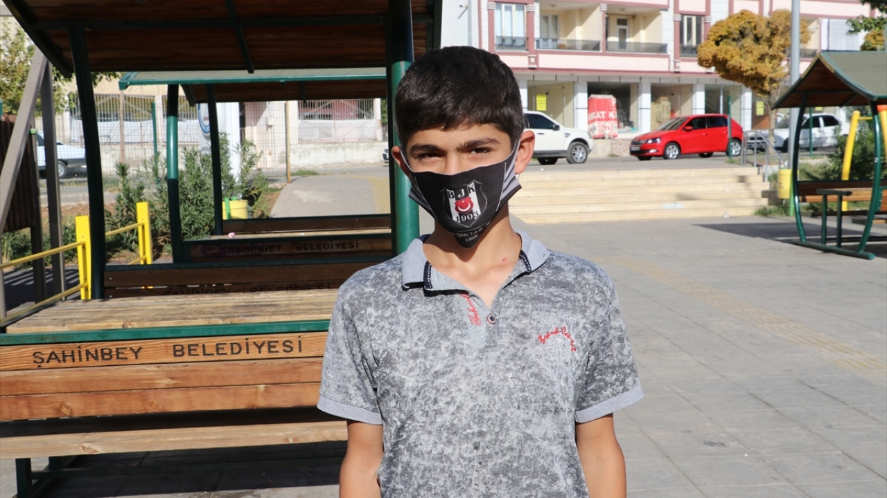 Parka gelen çocuklardan Erkan Epönder, Atlağ`ı halay çekerken gördüklerinde kendisine eşlik ettiklerini anlattı.