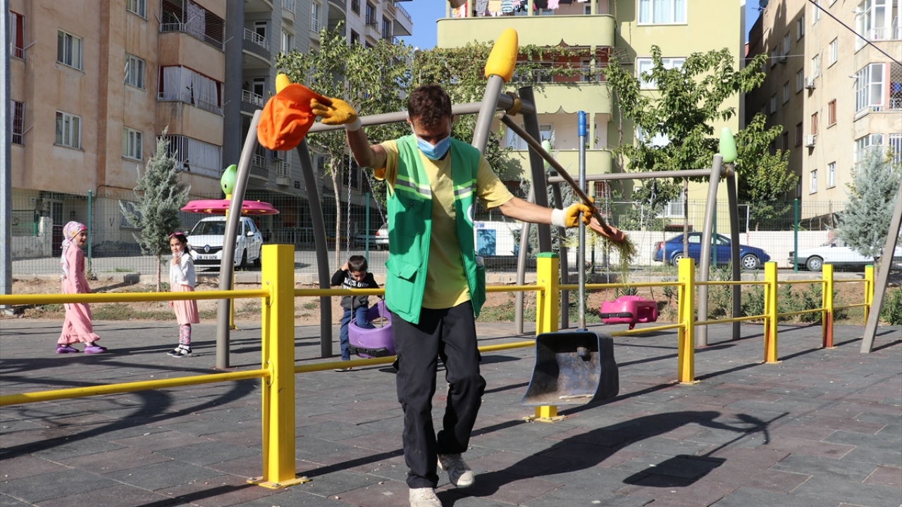 Personel alımı yapılacağını öğrenince Belediyeye başvurduğunu ifade eden Atlağ, 3 ay önce kura ile yıllardır hayalini kurduğu sürekli bir işe kavuştuğunu belirtti.