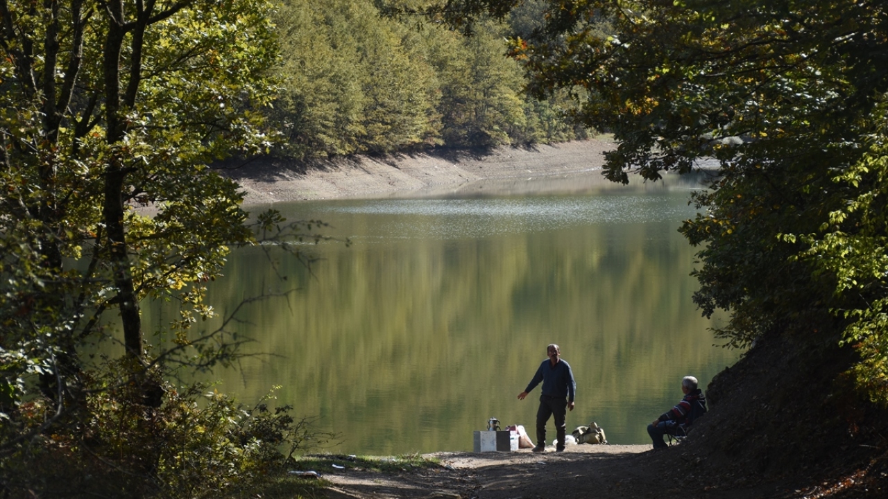 Eskişehir`den balık tutmak için Esere Göleti`ne gelen Tacettin Yılmaz ise bölgenin her mevsim ayrı güzelliğe büründüğünü dile getirdi.