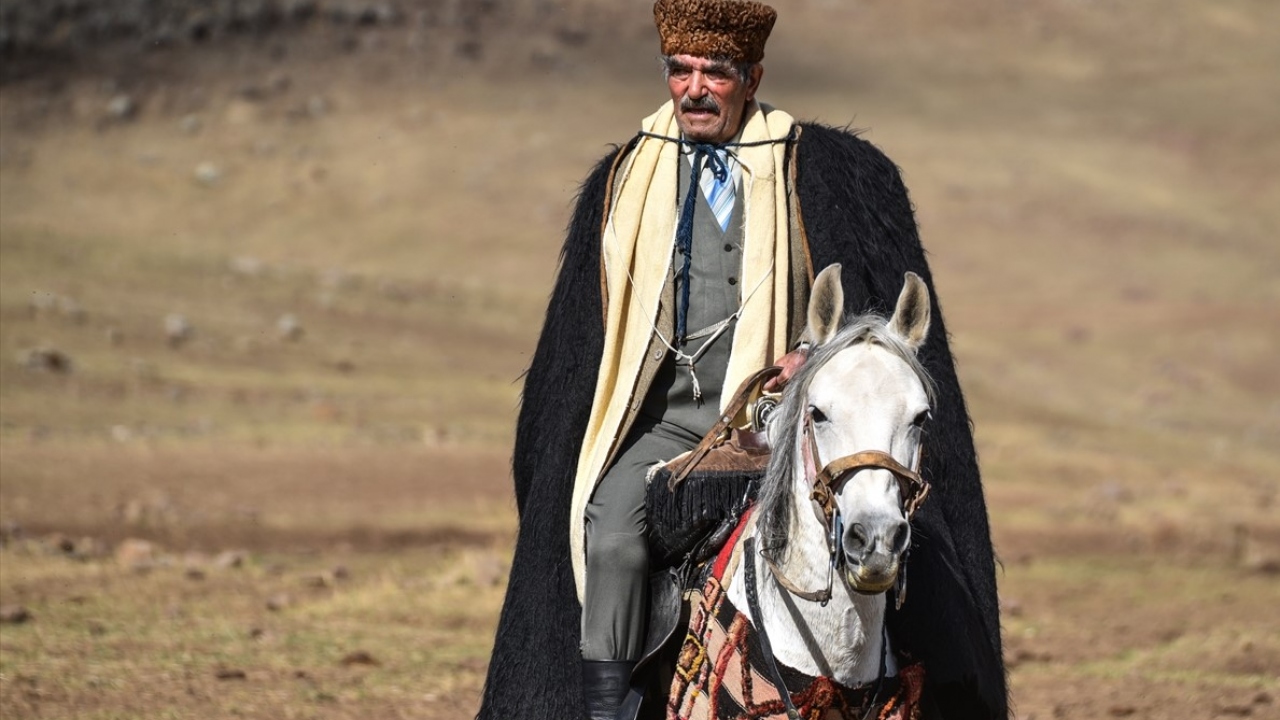 Sonbaharda ise koçlar bayram havasında geçen etkinlikte davul, zurna, kaval eşliğinde sürüye katılıyor.