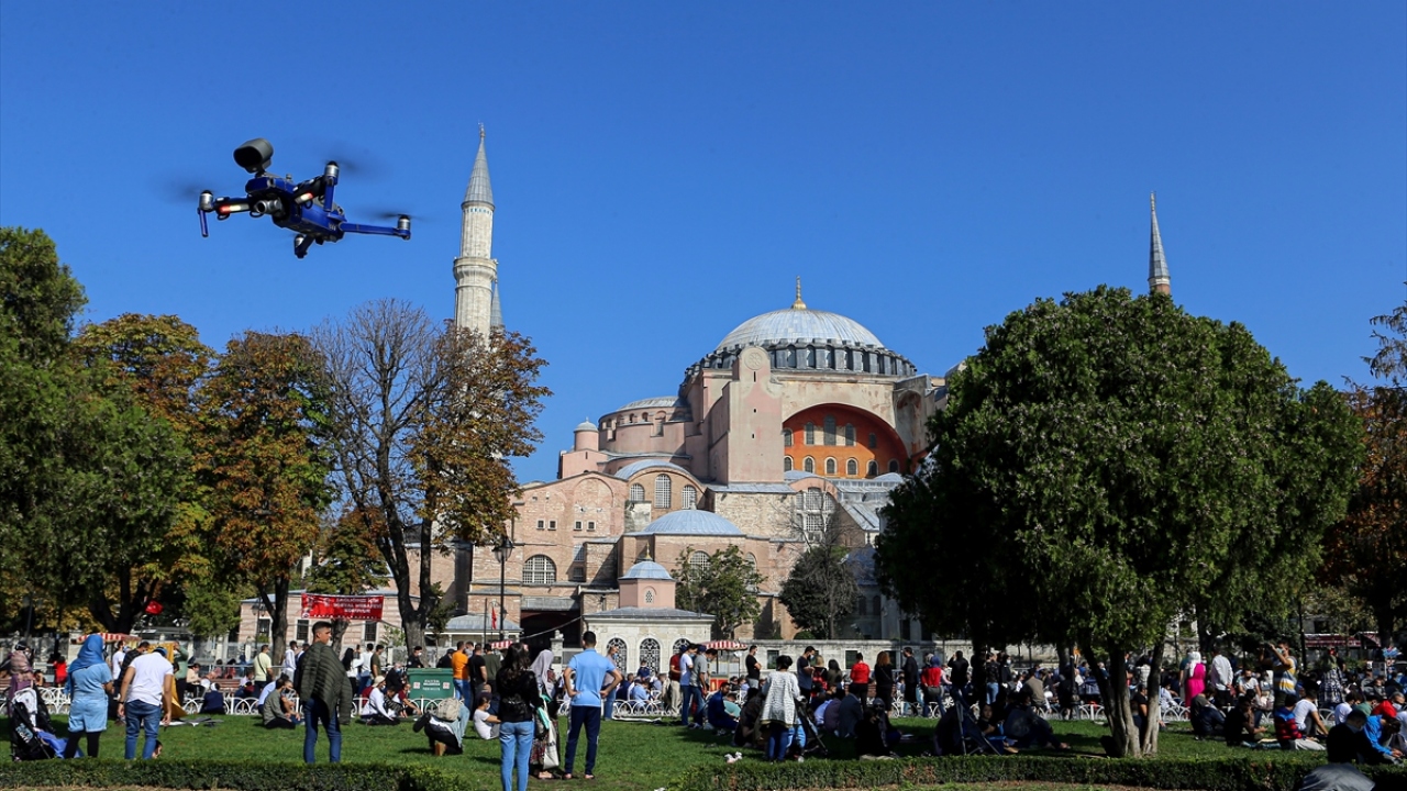 İstanbul Emniyet Müdürlüğü İnsansız Hava Araçları (İHA) Büro Amirliği ve Turizm Şube Müdürlüğü görevlilerince, Ayasofya-i Kebir Cami-i Şerifi önünde cuma namazı öncesi Kovid-19 denetimleri gerçekleştirildi. 