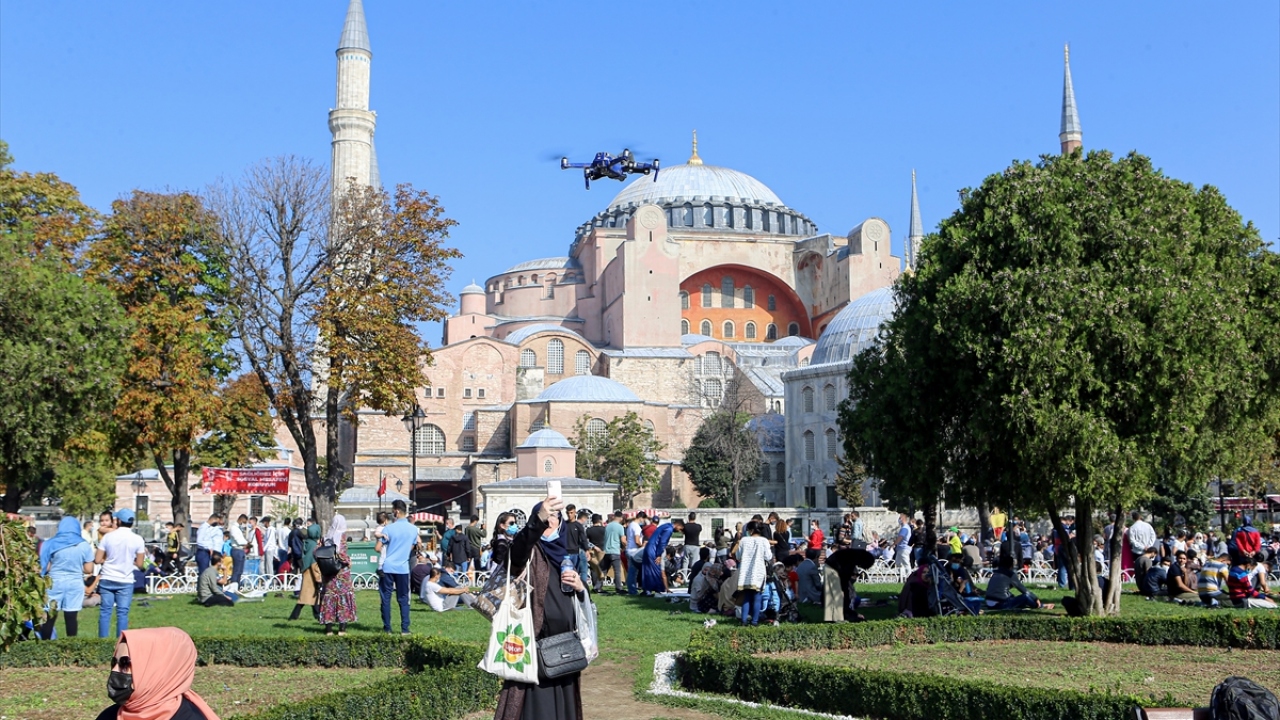 Turizm Şube Müdürlüğü ekipleri karadan, İHA Büro Amirliği ekipleri de havadan vatandaşların ve turistlerin maske ve mesafe kuralına uyup uymadığını kontrol etti.