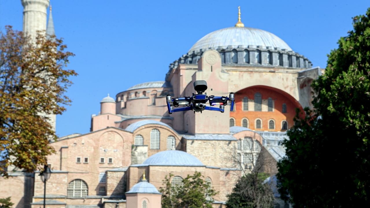 Maskesini doğru şekilde takmayan vatandaşlar drone yardımıyla tespit edilerek uyarıldı.