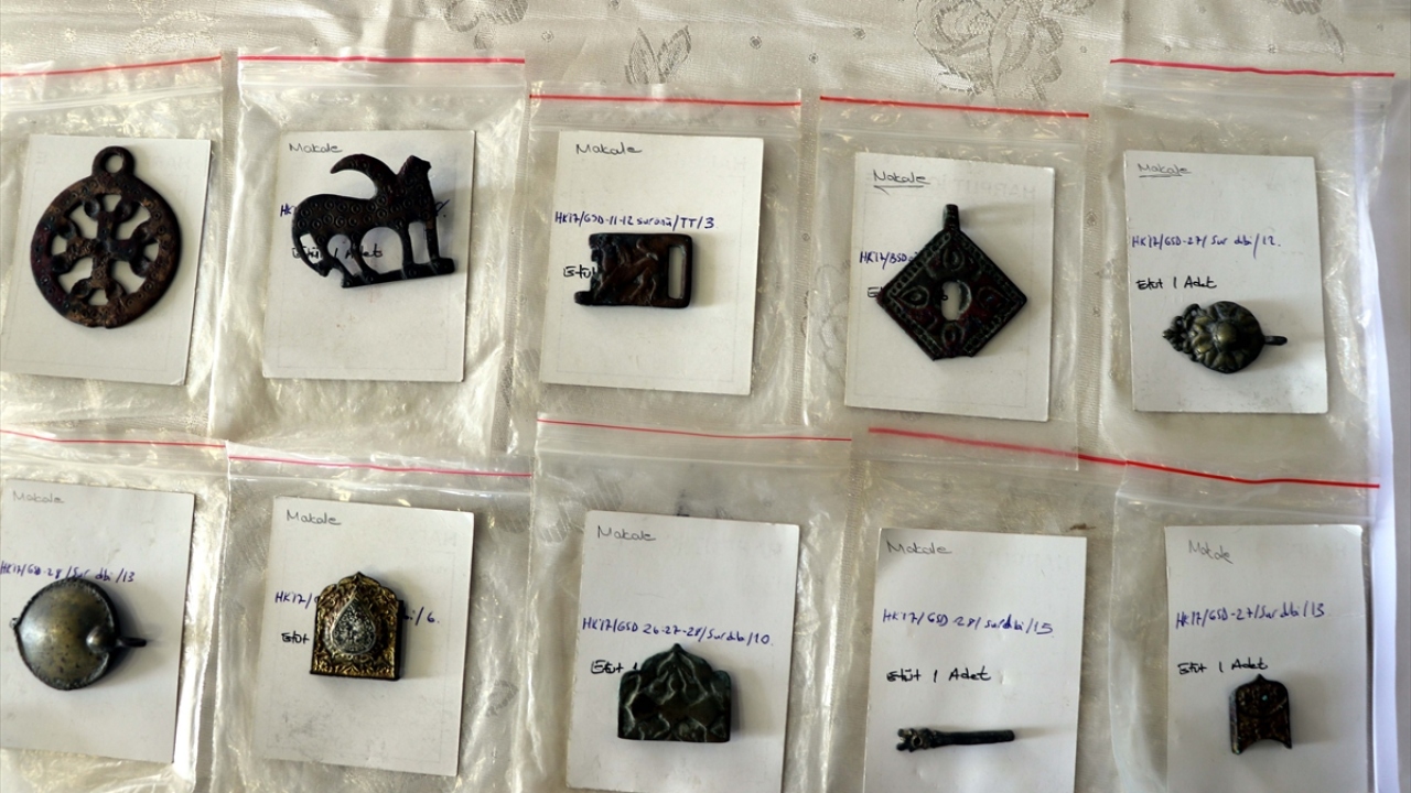 UNESCO Dünya Miras Geçici Listesi`ndeki tarihi Harput Mahallesi`nde birçok medeniyete ev sahipliği yapan Harput Kalesinde arkeolojik kazı ve restorasyon çalışmaları kademeli olarak devam ediyor.