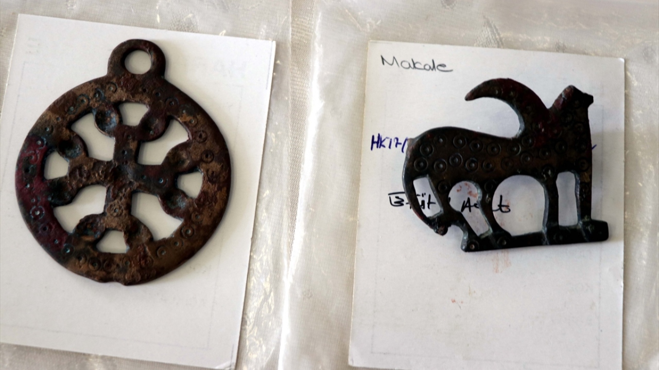 Kalede 7 yıldır yürütülen çalışmalarda silah, askeri üniformalar, seramik, çini, alçı kabartma, ok ucu, mancınık taşı, mutfak eşyaları, tıbbi aletler ve taş mühür gibi küçük parçalardan oluşan 110 bin objeye ulaşıldı.