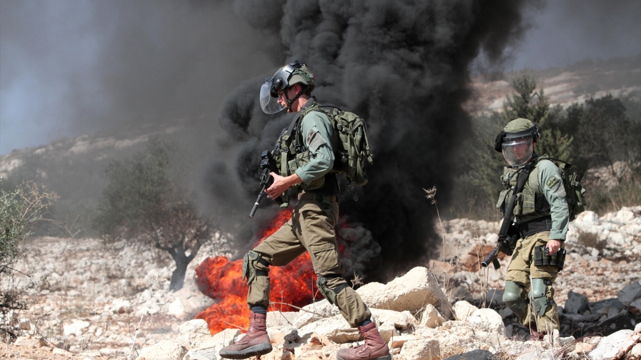 İsrail güçlerinin gösteriye müdahale etmesi üzerine protestocular, lastik yakarak karşılık verdi.