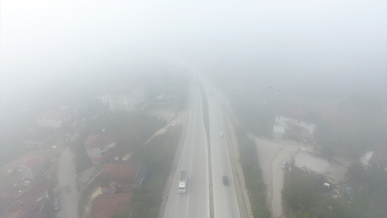 Yol üzerine çöken sis, görüş mesafesini yer yer 20 metreye kadar düşürürken beraberinde sürücülere güzel manzara eşliğinde yolculuk fırsatı sundu. 